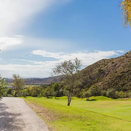 3-bed Sleeps 5 W Views & Golf & Country Club *